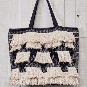 ⬇️⬇️⭐️Lovestitch “Willow” fringe tote